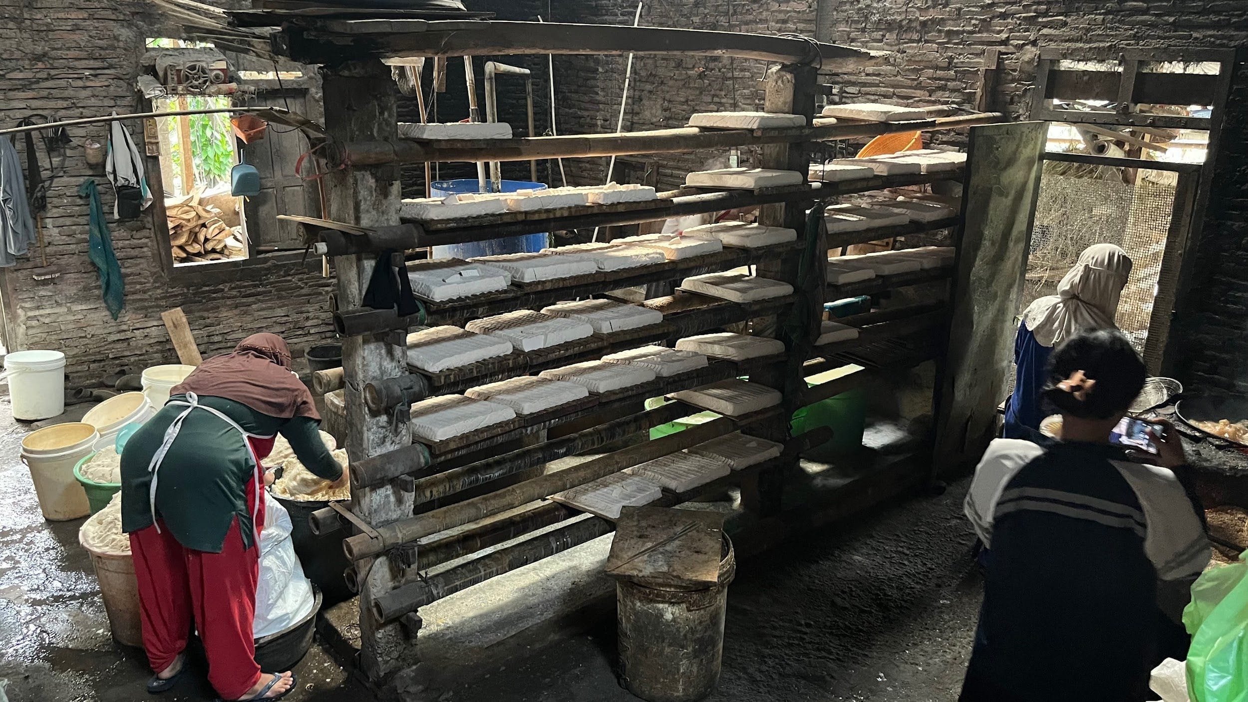 Angkat Potensi Lokal, Mahasiswa KKN UNDIP Lakukan Pembuatan Video Profil Pabrik Keripik Tempe dan Pabrik Tahu di Dusun Bakalan Desa Mlokomanis Wetan