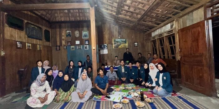 Mengolah Limbah, Membangun Desa! Inovasi Pupuk Organik Cair Mahasiswa KKN-T IDBU 69 UNDIP untuk Desa Sugihmanik