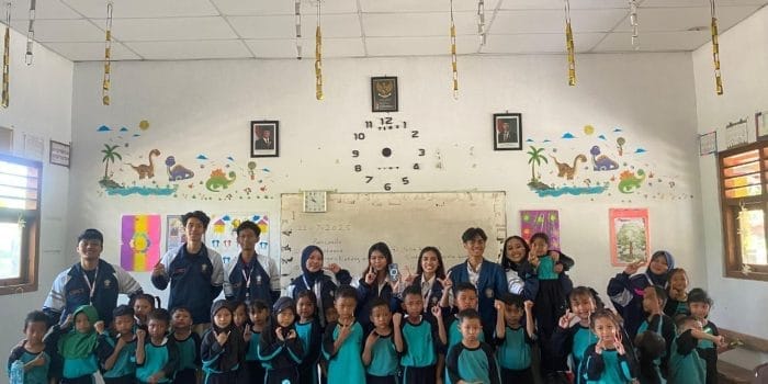 Mahasiswa KKN-T Literasi Tim 169 Universitas Diponegoro Dorong Budaya Literasi Anak Lewat Kegiatan Ulas Buku di SD Negeri 1 & 2 Desa Ngombak Mahasiswa KKN-T Literasi Tim 169 Universitas Diponegoro Dorong Budaya Literasi Anak Lewat Kegiatan Ulas Buku di SD Negeri 1 & 2 Desa Ngombak