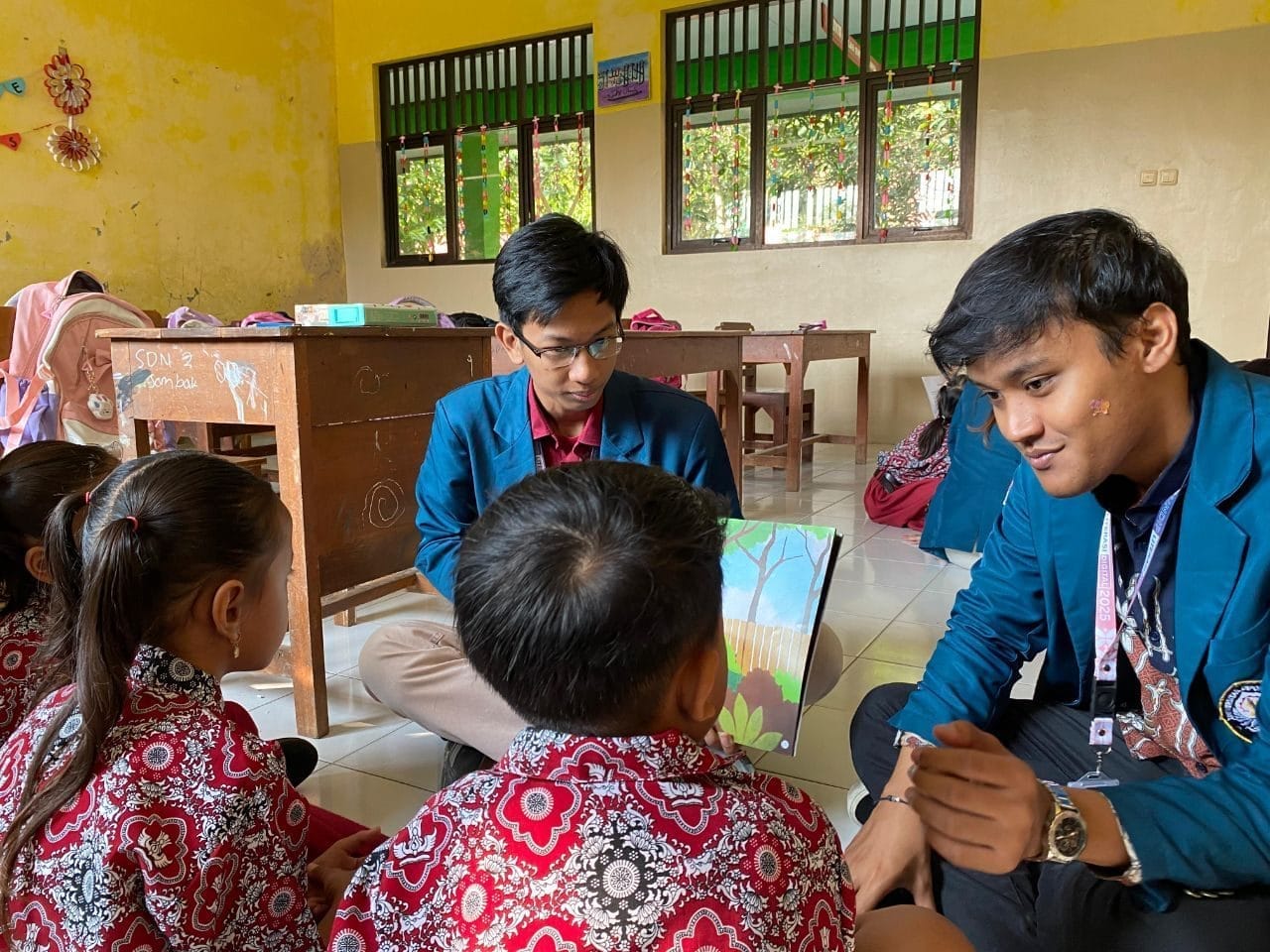 Mahasiswa KKN-T Literasi Tim 169 Universitas Diponegoro Dorong Budaya Literasi Anak Lewat Kegiatan Ulas Buku di SD Negeri 1 & 2 Desa Ngombak Mahasiswa KKN-T Literasi Tim 169 Universitas Diponegoro Dorong Budaya Literasi Anak Lewat Kegiatan Ulas Buku di SD Negeri 1 & 2 Desa Ngombak