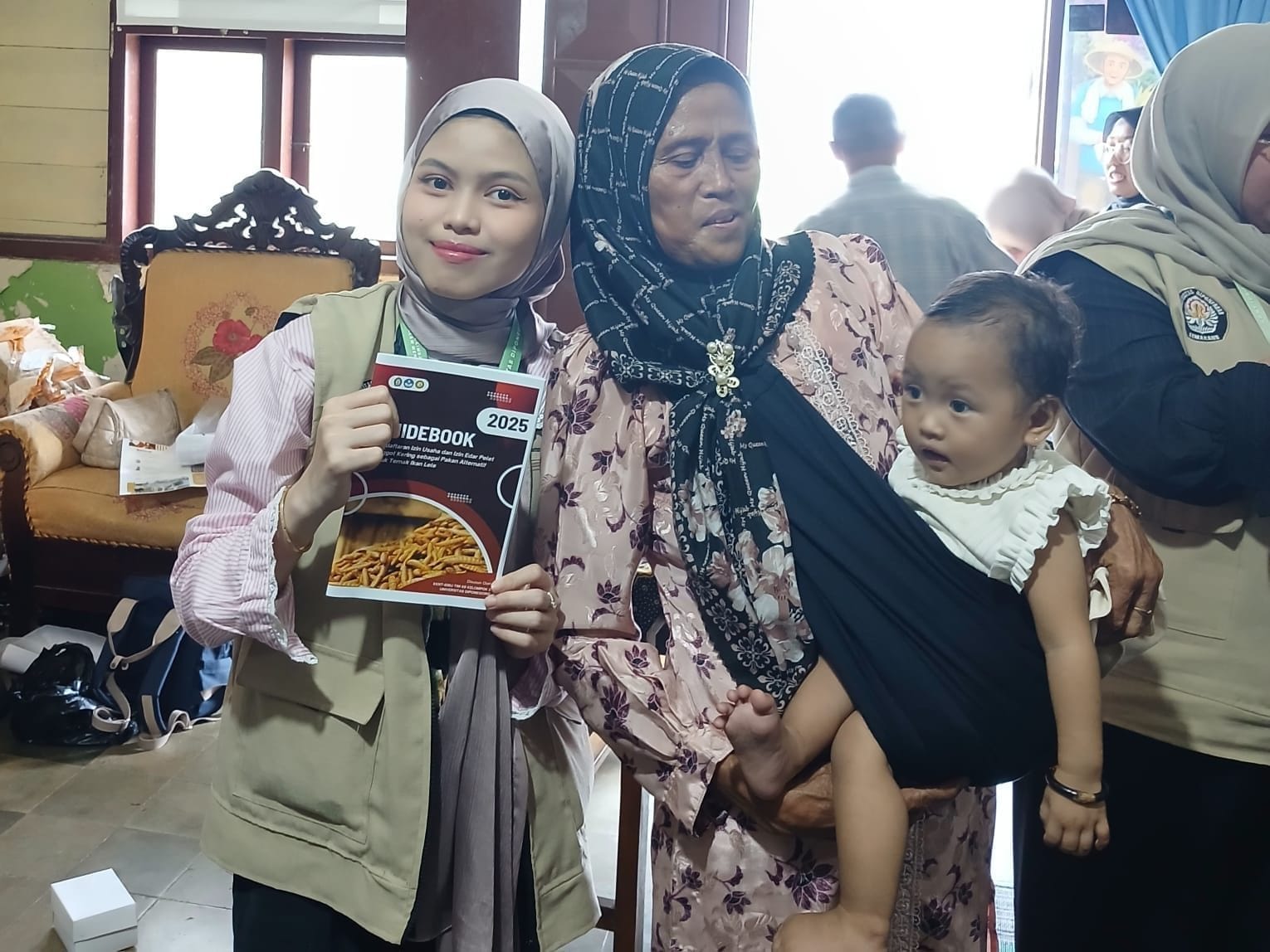 Mahasiswi KKN-T Undip Berikan Edukasi Proses Izin Edar Pelet Maggot Kering sebagai Pakan Alternatif Ikan Lele kepada Pihak BUMDes Sugihmanik Mahasiswi KKN-T Undip Berikan Edukasi Proses Izin Edar Pelet Maggot Kering sebagai Pakan Alternatif Ikan Lele kepada Pihak BUMDes Sugihmanik