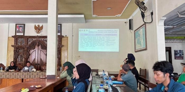 Tim KKN Tematik IDBU 84 Undip Bangun Desa Melalui Penguatan Potensi Lokal Desa Tegalsambi, Jepara Tim KKN Tematik IDBU 84 Undip Bangun Desa Melalui Penguatan Potensi Lokal Desa Tegalsambi, Jepara