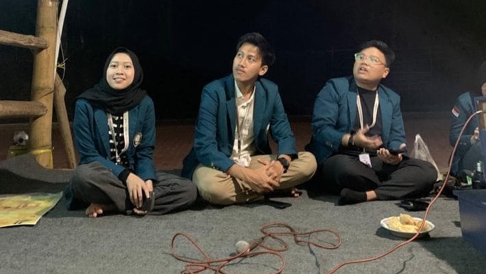 Mahasiswa KKN-T Universitas Diponegoro Gelar Demonstrasi Cara Penggunaan Aplikasi BukuWarung untuk UMKM Sironjang