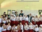 Belajar 3R Sambil Berkreasi, Mahasiswa KKN UNDIP Ajak Siswa SDN Tambangan 01 Sulap Botol Plastik Jadi Bunga dan Vas Cantik
