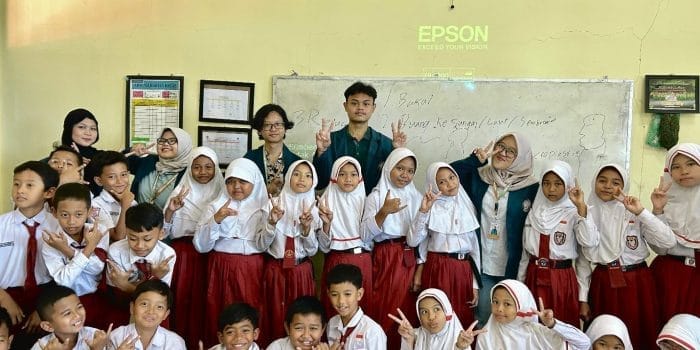 Belajar 3R Sambil Berkreasi, Mahasiswa KKN UNDIP Ajak Siswa SDN Tambangan 01 Sulap Botol Plastik Jadi Bunga dan Vas Cantik Belajar 3R Sambil Berkreasi, Mahasiswa KKN UNDIP Ajak Siswa SDN Tambangan 01 Sulap Botol Plastik Jadi Bunga dan Vas Cantik