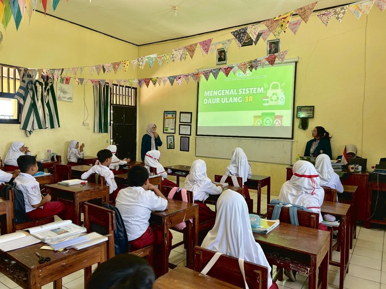 Belajar 3R Sambil Berkreasi, Mahasiswa KKN UNDIP Ajak Siswa SDN Tambangan 01 Sulap Botol Plastik Jadi Bunga dan Vas Cantik Belajar 3R Sambil Berkreasi, Mahasiswa KKN UNDIP Ajak Siswa SDN Tambangan 01 Sulap Botol Plastik Jadi Bunga dan Vas Cantik