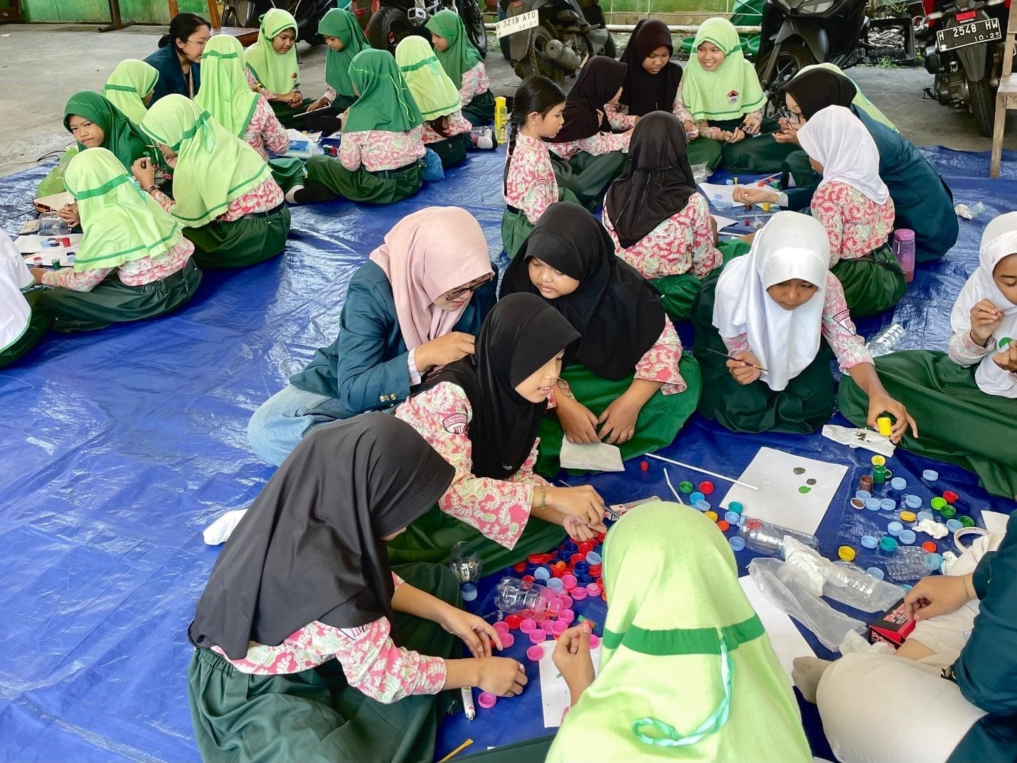 Belajar 3R Sambil Berkreasi, Mahasiswa KKN UNDIP Ajak Siswa SDN Tambangan 01 Sulap Botol Plastik Jadi Bunga dan Vas Cantik Belajar 3R Sambil Berkreasi, Mahasiswa KKN UNDIP Ajak Siswa SDN Tambangan 01 Sulap Botol Plastik Jadi Bunga dan Vas Cantik