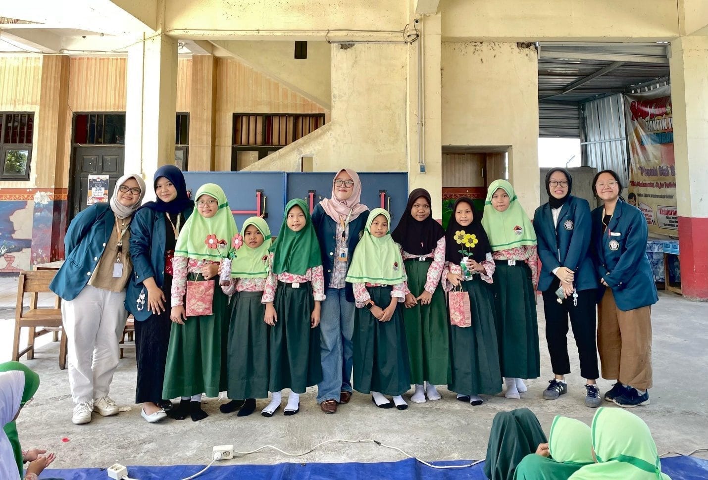 Belajar 3R Sambil Berkreasi, Mahasiswa KKN UNDIP Ajak Siswa SDN Tambangan 01 Sulap Botol Plastik Jadi Bunga dan Vas Cantik Belajar 3R Sambil Berkreasi, Mahasiswa KKN UNDIP Ajak Siswa SDN Tambangan 01 Sulap Botol Plastik Jadi Bunga dan Vas Cantik
