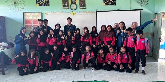 Gencarkan Edukasi Terbarukan, Mahasiswa KKN Undip Kenalkan Pemanfaatan Renewable Energy Sejak Dini di SDN 3 Plumbon, Sukoharjo Gencarkan Edukasi Terbarukan, Mahasiswa KKN Undip Kenalkan Pemanfaatan Renewable Energy Sejak Dini di SDN 3 Plumbon, Sukoharjo