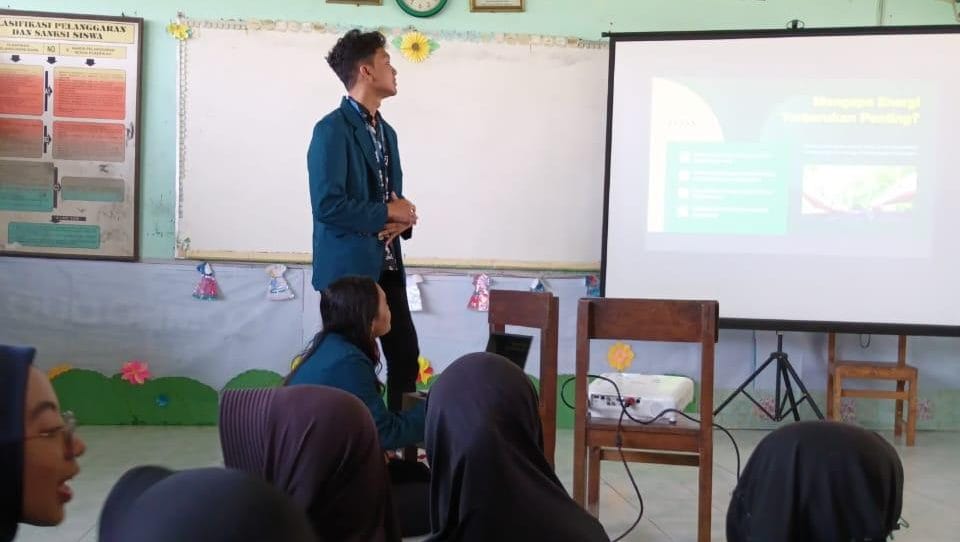 Gencarkan Edukasi Terbarukan, Mahasiswa KKN Undip Kenalkan Pemanfaatan Renewable Energy Sejak Dini di SDN 3 Plumbon, Sukoharjo Gencarkan Edukasi Terbarukan, Mahasiswa KKN Undip Kenalkan Pemanfaatan Renewable Energy Sejak Dini di SDN 3 Plumbon, Sukoharjo
