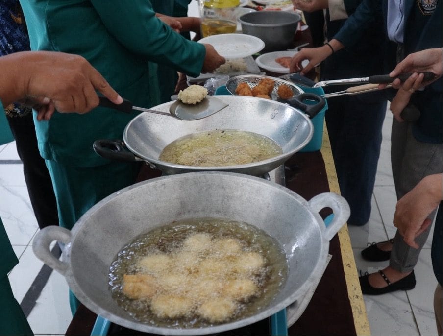Mahasiswa KKN-T Universitas Diponegoro Gelar Kegiatan Demo dan Workshop Memasak MPASI Kreatif berupa Nugget Lele untuk Ibu PKK Mahasiswa KKN-T Universitas Diponegoro Gelar Kegiatan Demo dan Workshop Memasak MPASI Kreatif berupa Nugget Lele untuk Ibu PKK