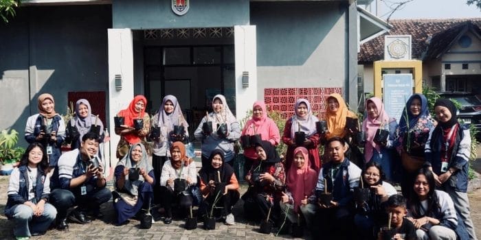 Mahasiswa KKN-T Undip Berikan Penyuluhan Pencegahan Stunting Melalui Budidaya Tanaman Kelor kepada Warga Kelurahan Tinjomoyo Mahasiswa KKN-T Undip Berikan Penyuluhan Pencegahan Stunting Melalui Budidaya Tanaman Kelor kepada Warga Kelurahan Tinjomoyo