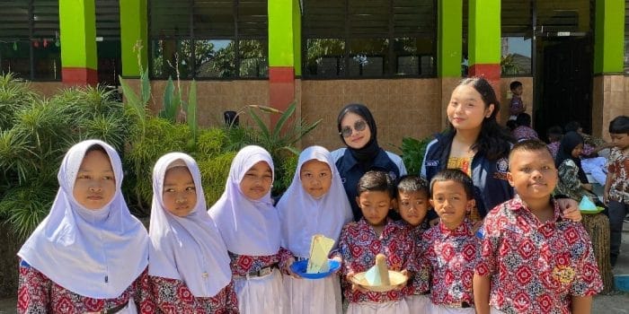 Dari Botol Bekas hingga Gunung Meletus, Keseruan ‘Sekolah Alam’ Bersama Mahasiswa KKN-T UNDIP Tim 110 Kelompok 1 di SDN Pudakpayung 03