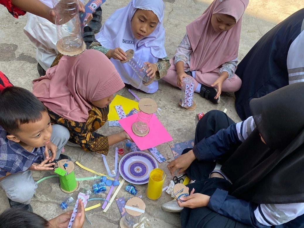 Dari Botol Bekas hingga Gunung Meletus, Keseruan ‘Sekolah Alam’ Bersama Mahasiswa KKN-T UNDIP Tim 110 Kelompok 1 di SDN Pudakpayung 03 Dari Botol Bekas hingga Gunung Meletus, Keseruan ‘Sekolah Alam’ Bersama Mahasiswa KKN-T UNDIP Tim 110 Kelompok 1 di SDN Pudakpayung 03