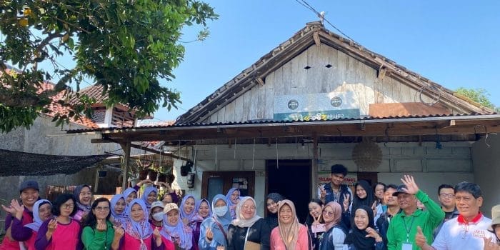 Mahasiswa KKNT-110 UNDIP Dampingi Kader Lakukan Pemberantasan Jentik Nyamuk di RW I, II, dan XV Kelurahan Pudakpayung