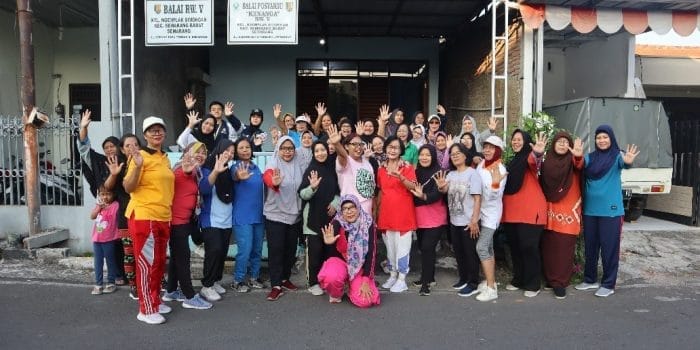 Gerak Sehat, Jantung Kuat! Mahasiswa KKN UNDIP Gelar Edukasi dan Senam Anti Hipertensi di RW 05 Ngemplak Simongan Gerak Sehat, Jantung Kuat! Mahasiswa KKN UNDIP Gelar Edukasi dan Senam Anti Hipertensi di RW 05 Ngemplak Simongan