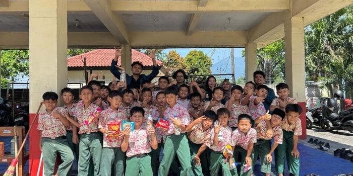 Mahasiswa KKN-T IDBU Tim 85 UNDIP Gelar Edukasi dan Lomba Ecobrick di SDN Tambangan 01
