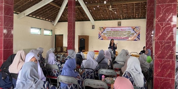 Dukung Kesehatan Keluarga, Mahasiswa KKN Universitas Diponegoro Gelar Sosialisasi K3 dan Ergonomi di Desa Kebonagung Dukung Kesehatan Keluarga, Mahasiswa KKN Universitas Diponegoro Gelar Sosialisasi K3 dan Ergonomi di Desa Kebonagung