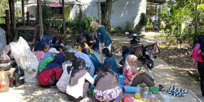 Mahasiswa KKN UNDIP Hadirkan Inovasi Bank Sampah RW 01 Tambangan, Dari Panduan Pengembangan hingga Smartbin Elektronik Mahasiswa KKN UNDIP Hadirkan Inovasi Bank Sampah RW 01 Tambangan, Dari Panduan Pengembangan hingga Smartbin Elektronik