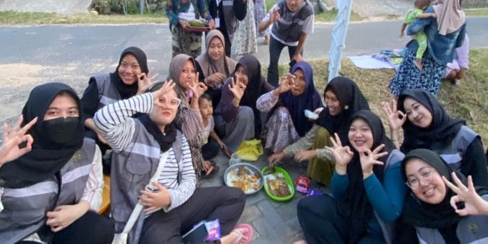 Mahasiswa KKN Universitas PGRI Semarang Berpartisipasi dalam Tradisi Barikan di Dusun Nyamplungan Mahasiswa KKN Universitas PGRI Semarang Berpartisipasi dalam Tradisi Barikan di Dusun Nyamplungan