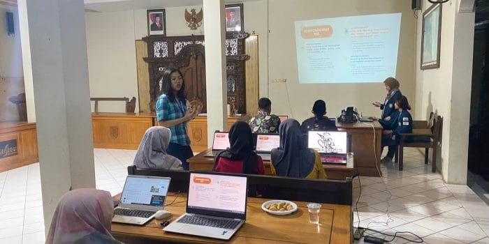 Mahasiswa KKN Undip Berdayakan BUMDes Tegalsambi Melalui Pelatihan Pencatatan Keuangan