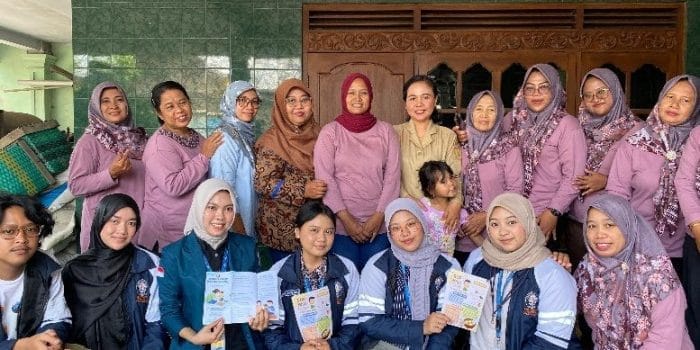 Manajemen Keuangan untuk Kebutuhan Balita, Mahasiswi Undip Edukasi Ibu-Ibu Posyandu di Desa Plumbon