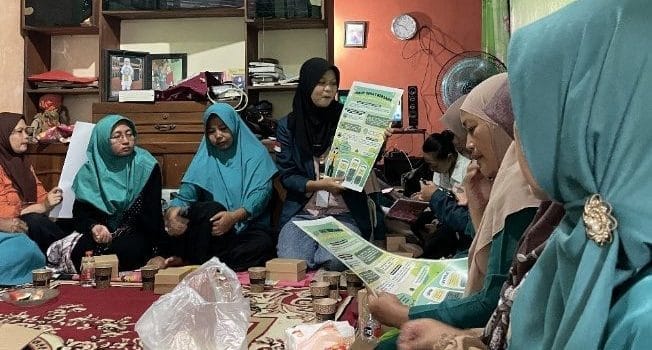 Mahasiswa KKN-T Undip Edukasi Warga Kelurahan Tambangan Ciptakan Lingkungan Bersih dan Sehat dengan Pilah Sampah Mahasiswa KKN-T Undip Edukasi Warga Kelurahan Tambangan Ciptakan Lingkungan Bersih dan Sehat dengan Pilah Sampah