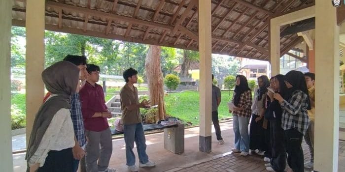 Mahasiswa KKN-T 166 UNDIP Hadirkan Ecobin untuk Budaya Pilah Sampah Mahasiswa KKN-T 166 UNDIP Hadirkan Ecobin untuk Budaya Pilah Sampah