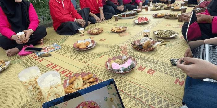 Mahasiswa KKN Undip Dorong Pemberdayaan Potensi Usaha Lokal dengan Ibu Rumah Tangga Melalui Kegiatan Wirausaha Mahasiswa KKN Undip Dorong Pemberdayaan Potensi Usaha Lokal dengan Ibu Rumah Tangga Melalui Kegiatan Wirausaha