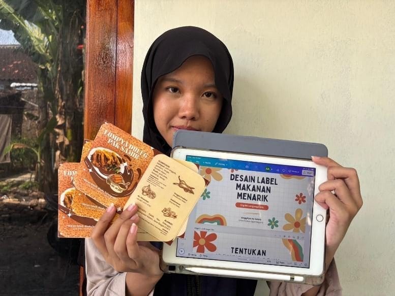 Kelompok 3 TIM KKN-T IDBU 44 UNDIP Dorong UMKM Desain Label Menarik dan Bilingual, Strategi UMKM Gatak Tembus Pasar Lebih Luas Kelompok 3 TIM KKN-T IDBU 44 UNDIP Dorong UMKM Desain Label Menarik dan Bilingual, Strategi UMKM Gatak Tembus Pasar Lebih Luas
