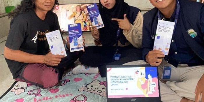 Kelompok 3 TIM KKN-T IDBU 44 UNDIP Dorong UMKM Meningkatan Pengelolaan Keuangan UMKM Melalui Penetapan Harga Jual yang Tepat dan Digitalisasi Pencatatan Keuangan Kelompok 3 TIM KKN-T IDBU 44 UNDIP Dorong UMKM Meningkatan Pengelolaan Keuangan UMKM Melalui Penetapan Harga Jual yang Tepat dan Digitalisasi Pencatatan Keuangan