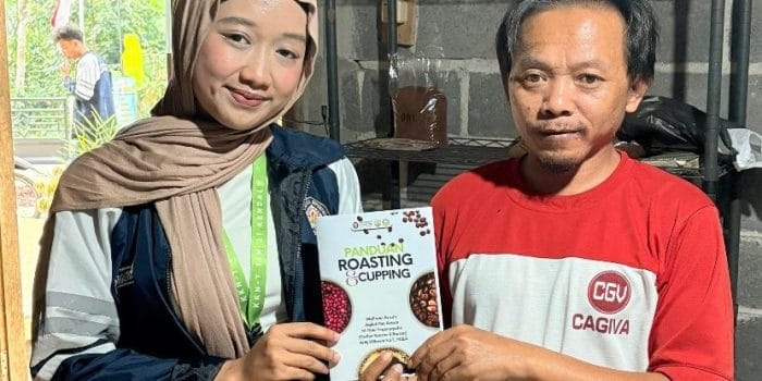 Dorong Kualitas Kopi, Mahasiswa KKN-T Tim 21 Undip Bagikan Booklet Panduan Roasting dan Cupping kepada Pekerja Gedong Coffee, Desa Gedong, Kendal