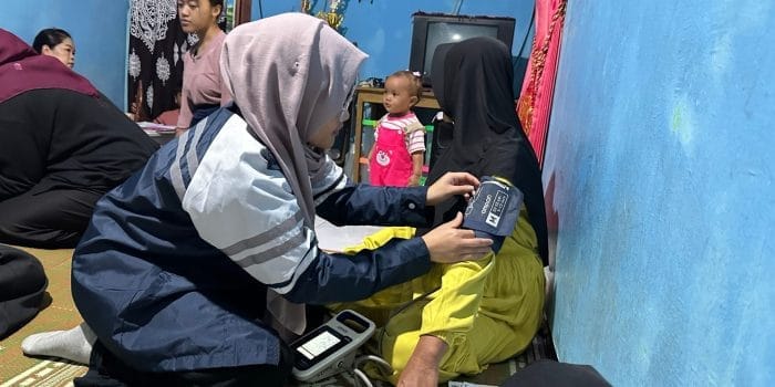 Peran Aktif Mahasiswa KKN-T UNDIP Tim 21 dalam Mendukung Pemeriksaan Rutin di Posyandu Desa Gedong Peran Aktif Mahasiswa KKN-T UNDIP Tim 21 dalam Mendukung Pemeriksaan Rutin di Posyandu Desa Gedong