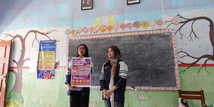Mahasiswa KKN Tematik UNDIP Tim 21 Ajarkan Siswa SDN 03 Gedong Cara Mengatur Uang Hasil Berjualan