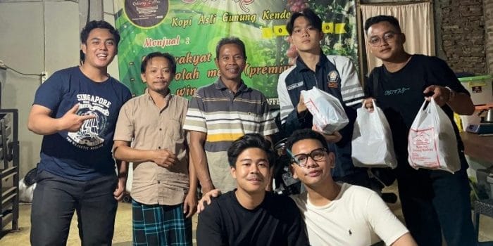 Mahasiswa KKNT Tim 21 Undip Mengikuti Proses Pengolahan Kopi dari Pemetikan hingga Siap Diseduh di Gedong Coffee, Desa Gedong Kendal Mahasiswa KKNT Tim 21 Undip Mengikuti Proses Pengolahan Kopi dari Pemetikan hingga Siap Diseduh di Gedong Coffee, Desa Gedong Kendal