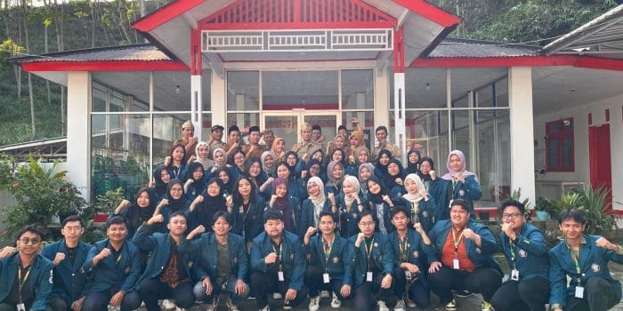 Mahasiswa KKN-T UNDIP Tim 88 Kembangkan Teknologi Tepat Guna untuk Tingkatkan Potensi Nanas Madu di Desa Beluk Mahasiswa KKN-T UNDIP Tim 88 Kembangkan Teknologi Tepat Guna untuk Tingkatkan Potensi Nanas Madu di Desa Beluk
