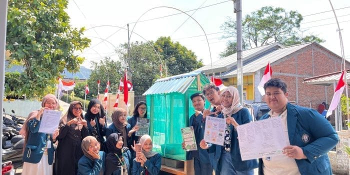 Kelompok 4 KKN-T Tim 88 UNDIP Dorong Peningkatan Nilai Ekonomi Nanas Madu Melalui Inovasi Olahan Nanas Madu Menjadi Permen dan Pengelolaan Limbah dengan Budidaya Maggot di Dusun Krajan Kelompok 4 KKN-T Tim 88 UNDIP Dorong Peningkatan Nilai Ekonomi Nanas Madu Melalui Inovasi Olahan Nanas Madu Menjadi Permen dan Pengelolaan Limbah dengan Budidaya Maggot di Dusun Krajan