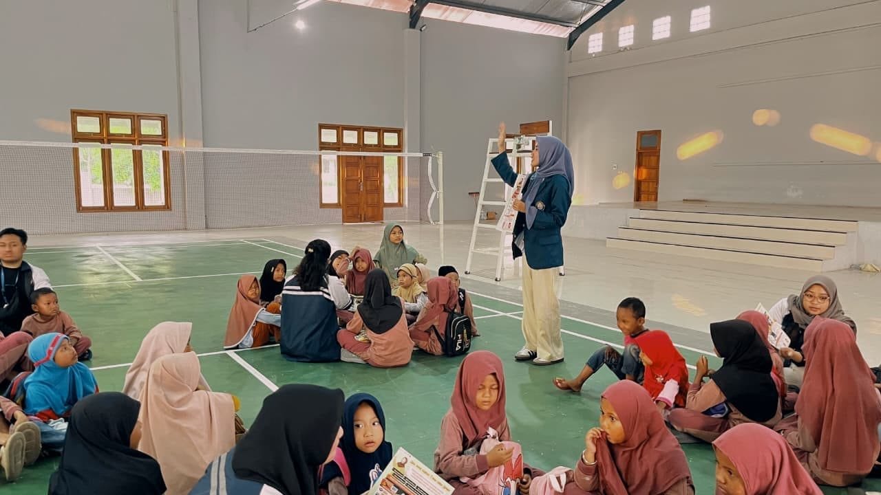 Mahasiswa KKN UNDIP Gelar Edukasi “Anak Cerdas Tau Cara Aman” bersama Anak TPA Plumbon
