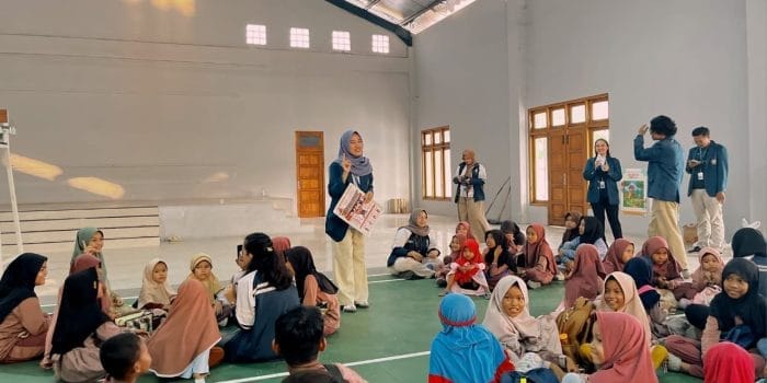 Mahasiswa KKN UNDIP Gelar Edukasi “Anak Cerdas Tau Cara Aman” bersama Anak TPA Plumbon