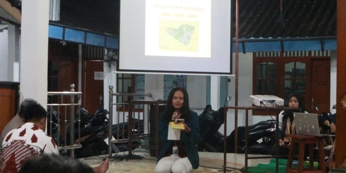 Mahasiswa KKN Undip Hadirkan Infografis Kependudukan untuk Transparansi Data Desa Plumbon Mahasiswa KKN Undip Hadirkan Infografis Kependudukan untuk Transparansi Data Desa Plumbon