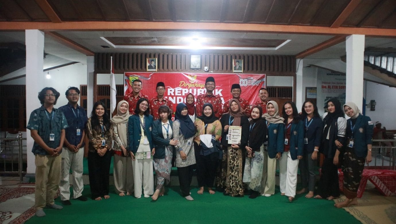 Mahasiswa KKN Undip Hadirkan Infografis Kependudukan untuk Transparansi Data Desa Plumbon Mahasiswa KKN Undip Hadirkan Infografis Kependudukan untuk Transparansi Data Desa Plumbon