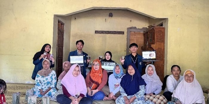 Tim KKN 87 Universitas Diponegoro Bikin Inovasi Pengolahan Limbah UMKM Kopi, Hadirkan Pembuatan Scrub Alami dari Ampas Kopi di Desa Banyuanyar Tim KKN 87 Universitas Diponegoro Bikin Inovasi Pengolahan Limbah UMKM Kopi, Hadirkan Pembuatan Scrub Alami dari Ampas Kopi di Desa Banyuanyar