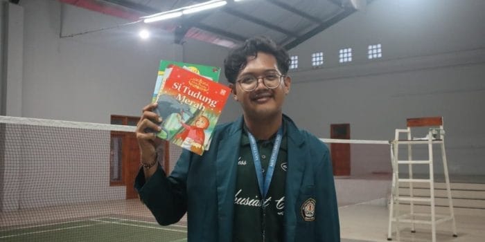 Tumbuhkan Minat Baca Anak Sejak Dini, Mahasiswa KKN UNDIP Ajak Anak TPA Masjid Shobirin Baca Bersama