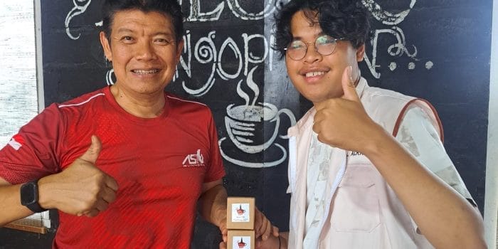 Mahasiswa KKNT-132 UNDIP Ciptakan Inovasi Lilin Aromaterapi Berbahan Bubuk Kopi Di Desa Pulosari Mahasiswa KKNT-132 UNDIP Ciptakan Inovasi Lilin Aromaterapi Berbahan Bubuk Kopi Di Desa Pulosari