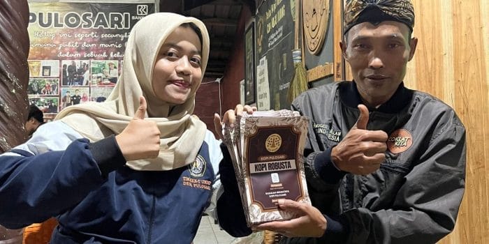 Mahasiswa KKN-T Undip Angkat Branding Kopi Cap Tugu Juang Lewat Sentuhan Logo dan Kemasan Baru Mahasiswa KKN-T Undip Angkat Branding Kopi Cap Tugu Juang Lewat Sentuhan Logo dan Kemasan Baru