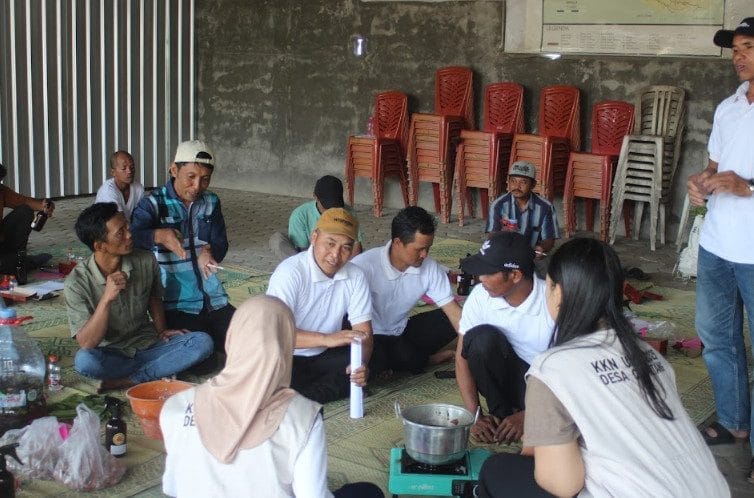 Kelompok 30 KKN UNS Hadirkan Pelatihan Pembuatan Insektisida Organik dari Limbah Kebun dan Rumah Tangga di Desa Cluntang, Boyolali