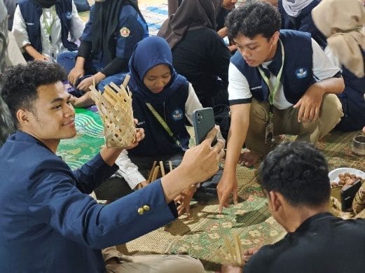 Keberhasilan Program KKN Tematik Kemindiktisaintek Universitas Diponegoro dan Universitas PGRI Semarang di Desa Kesongo: Bangkitkan Semangat Wirausaha Melalui Komunitas dan Pelatihan Anyaman Bambu Keberhasilan Program KKN Tematik Kemindiktisaintek Universitas Diponegoro dan Universitas PGRI Semarang di Desa Kesongo: Bangkitkan Semangat Wirausaha Melalui Komunitas dan Pelatihan Anyaman Bambu