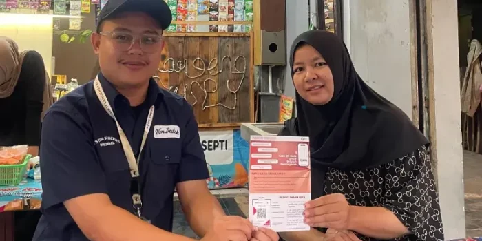 Mahasiswa KKN-T UNDIP Dampingi UMKM RW 06 Langensari dalam Penerapan QRIS dan Edukasi Retribusi melalui Program PMM Kemdiktisaintek 2025 Mahasiswa KKN-T UNDIP Dampingi UMKM RW 06 Langensari dalam Penerapan QRIS dan Edukasi Retribusi melalui Program PMM Kemdiktisaintek 2025