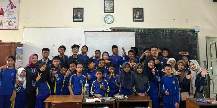Gelar Sosialisasi Bahaya Vape, Mahasiswa KKN Tematik UPGRIS Edukasi Siswa SDN Genuk 02 A group of people in a classroom AI-generated content may be incorrect.