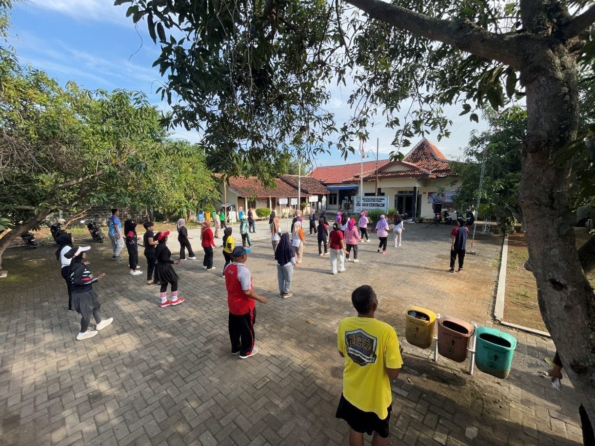 Tingkatkan Kebugaran, Mahasiswa KKN-T UPGRIS Gelar Senam Aerobik BersamaWarga Kebondalem A group of people standing in a circle AI-generated content may be incorrect.